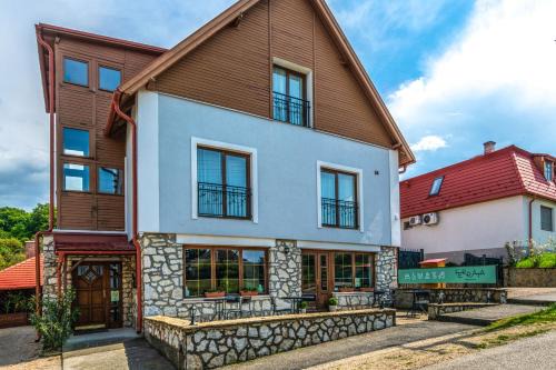 Csesznek House | Experience Ferrata Vendégház: 9.3 Rated with Ocean Views