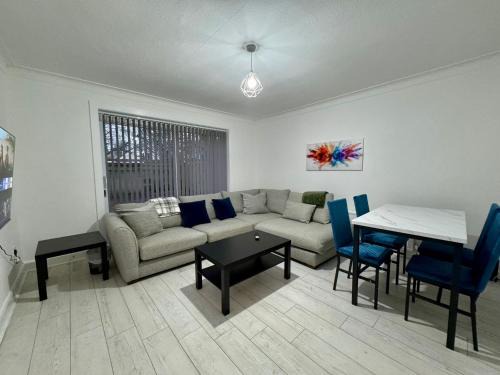 Dundee House | FERRY HOUSE - INVOICE and REDUCED PRICE only via SUNRISE SHORT LETS DUNDEE, 4 Bed House, Great for Contractors, Fully Equipped, Private Parking, Easy Ring Road Access - ASK SUNRISE SHORT LETS - LONG TERM RATES AVAILABLE