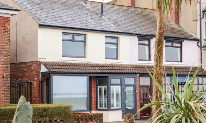 Knott End-on-Sea Apartment | Ferry View: Family & Pet-Friendly with 9.8 Guest Rating