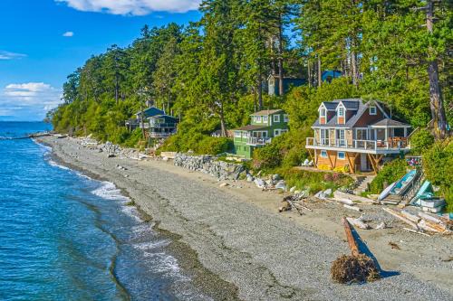 Point Roberts House | Oceanfront Ferry Viewer Cottage with Breathtaking Views