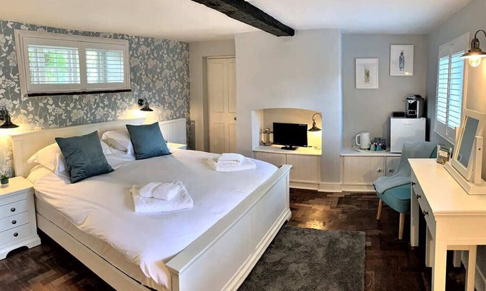 Moulsford on Thames Hotel | Discover Ferrymans Cottage: Family-Friendly Retreat Awaits