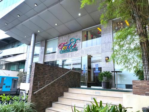 Palanan Hotel | Festive Hotel: Family-Friendly with Hot Tub & Breakfast