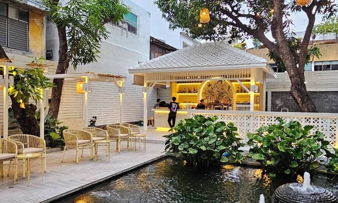 Wat Ratchabophit House | Guest Rated 8.8: Feung Nakorn Balcony Rooms & Cafe