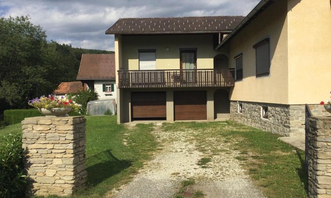 Stubenberg Apartment | Kid-Friendly Retreat at FEWO an der Brücke - Rated 8.6/10