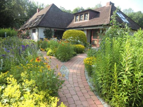 Deinste Apartment | Family-Friendly Getaway at Fewo Birkenallee - Lavendel