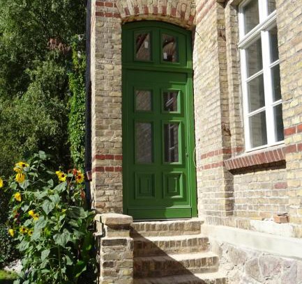 Kloster Lehnin Apartment | Artistic Retreat at FeWo "Falter" with Family-Friendly Dining