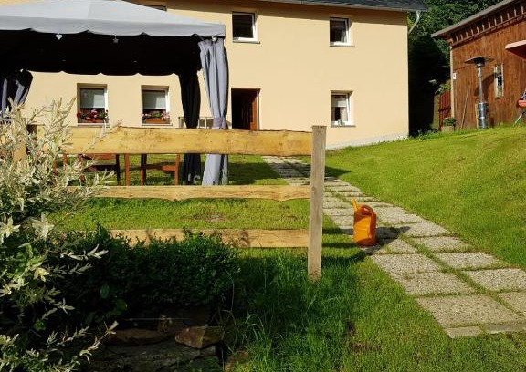 Hainewalde Apartment | Cozy FEWO Hainewalde Hühnerfarm: Pet & Child Friendly Retreat