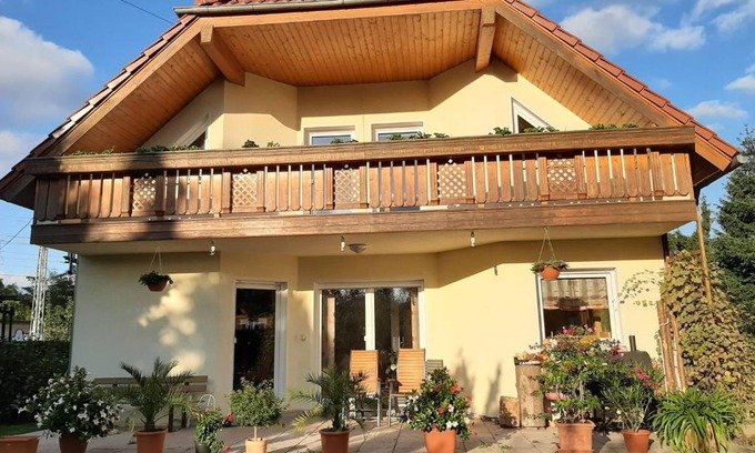 Oberhavel Apartment | Relaxing FeWo Hohen Neuendorf Near Berlin with Spa Access