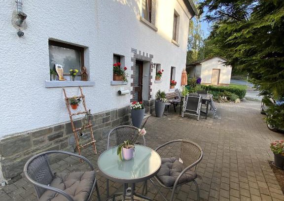 Hatzfeld Apartment | Pet-Friendly Fewo Lindenhof with Ocean View & Breakfast