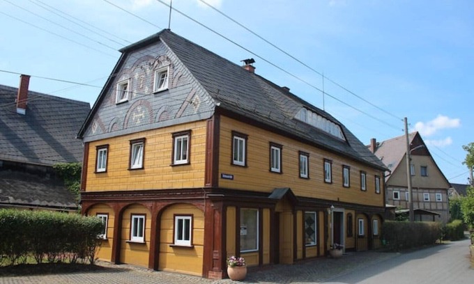 Grossschoenau Apartment | Modern & Rustic Fewo Marie with Sauna and Breakfast Included