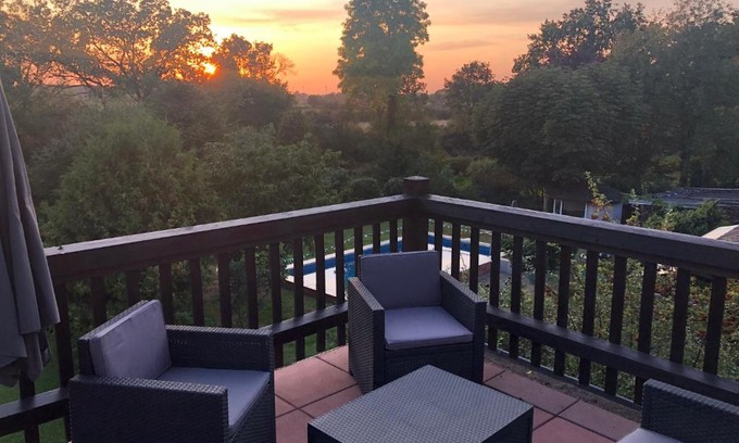 Grindau Apartment | Pet-Friendly FeWo Maschblick with Oceanfront Views
