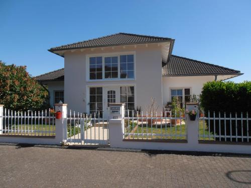 Euren Apartment | Oceanfront FeWo Nala II: Family-Friendly with Pool Access