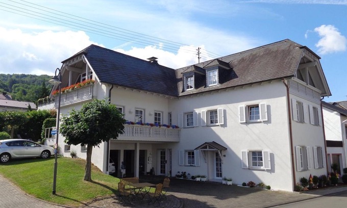 Burgen Apartment | Cozy 3-Bed Apartment with Ocean View & Family Amenities