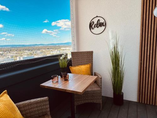 Langen Apartment | Exclusive FeWo SKY21 Langen Apartment in Central Location