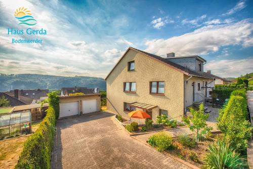 Bodenwerder Apartment | Discover Fewo Tante Else: Oceanfront Oasis with Pool