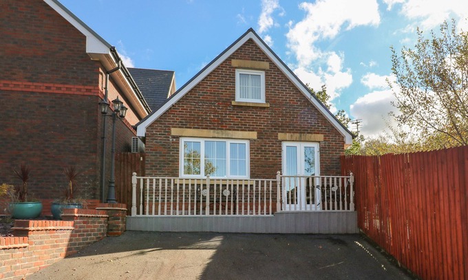 Porthyrhyd Cottage | Pet-Friendly FFAU'R DDRAIG: Unique Cottage in Cross Hands