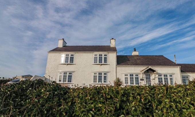 Holyhead Cottage | FFERM PORTHDAFARCH SOUTH FARM HOUSE, pet friendly in Trearddur Bay