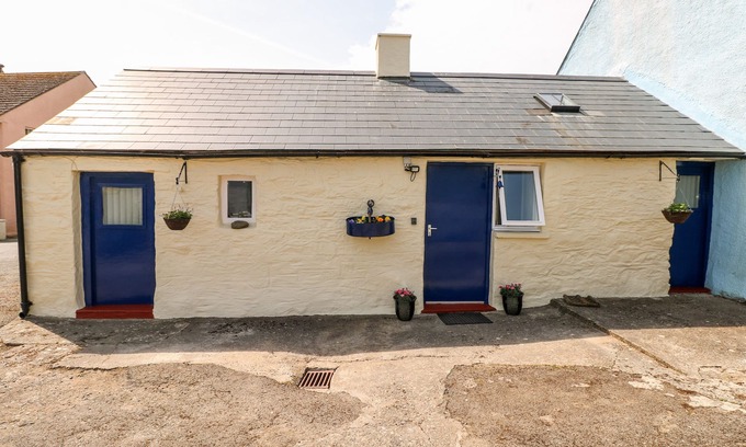 Trefin Cottage | Cozy FFYNNON TOM Cottage with Garden Near Ocean Views