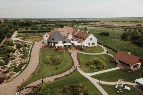 Csor Bed & Breakfast | Experience Fiastyúk Udvarház: Pet-Friendly Getaway