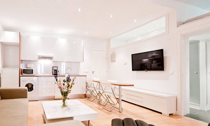 Malasana Apartment | Modern Retreat with Fiber WiFi in Malasaña District