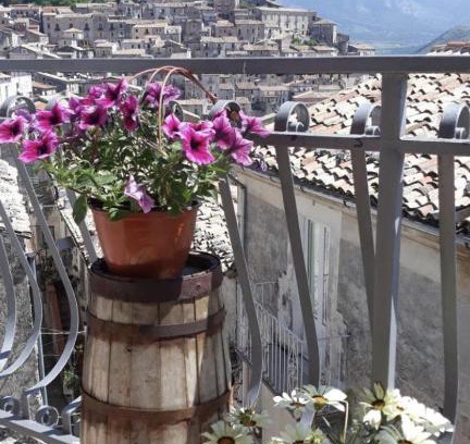 Morano Calabro Apartment | Discover Ficarazzi: Pet-Friendly Stay with Pool & Breakfast