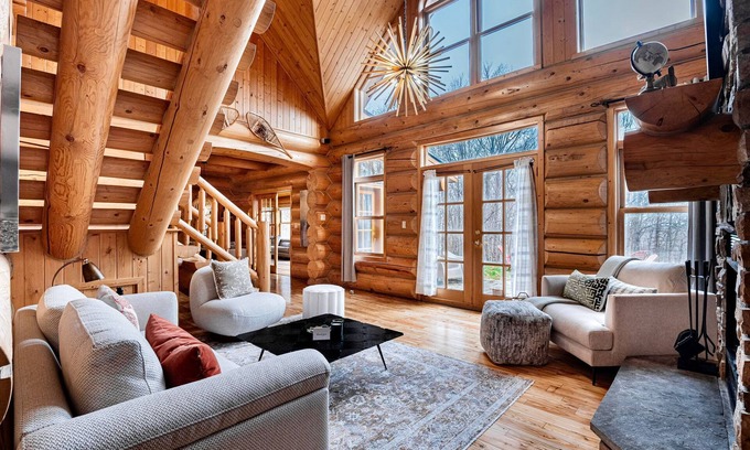 Fiddler Lake Resort House | Relax at Fiddler Lake Resort Chalet with Private Jacuzzi
