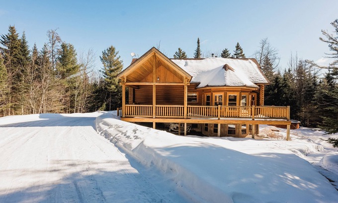 Fiddler Lake Resort House | Fiddler Lake Resort Chalet: Private Pool & Jacuzzi Retreat