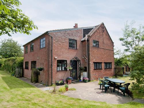 Sudbourne House | Pet-Friendly Retreat at Field Cottage - Rated 8.5/10