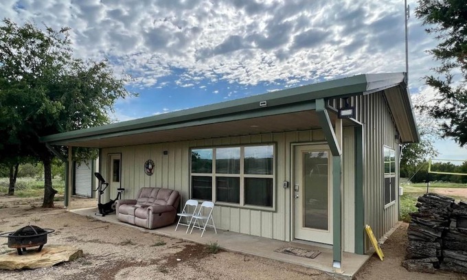 Jacksboro House | Discover Field House on Lake Godstone with Ocean Views