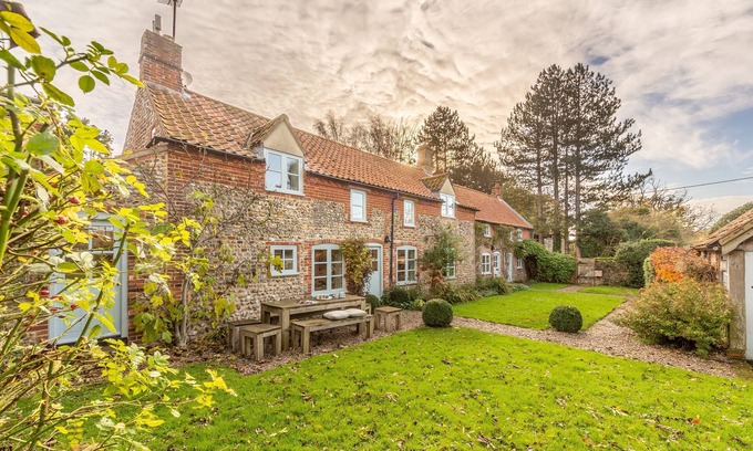 Field Dalling Cottage | Idyllic Oceanfront Retreat at Field Row, Norfolk