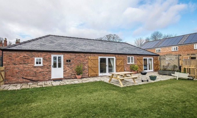 Wainfleet All Saints Cottage | Cozy 2-Bedroom Getaway in Wainfleet St. Mary, Near Skegness