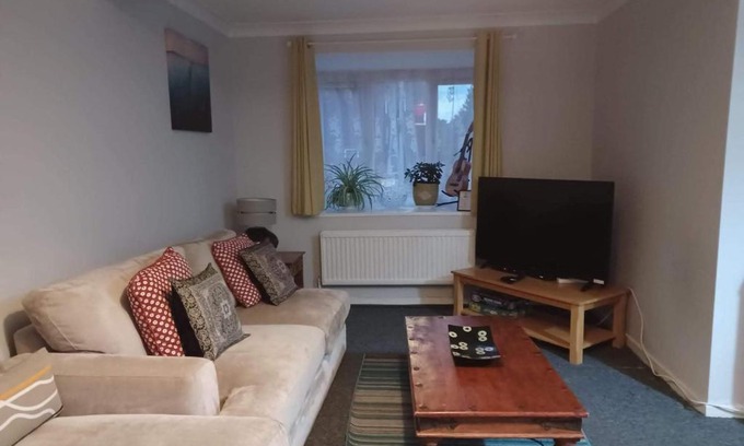 Luton House | Comfortable Group Retreat at Fieldfare Green in Luton