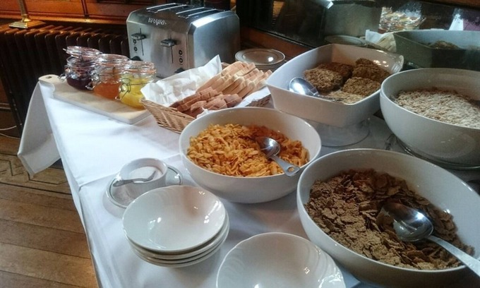 Hilperton Bed & Breakfast | Inviting Fieldways: Family-Friendly with Pool & Breakfast