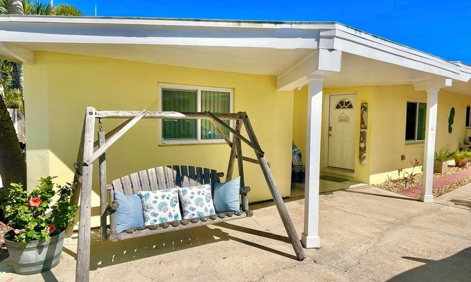 Cocoa Beach Cottage | Cozy Fiesta Flamingo Cottage Near Beach with Kayaks & Bikes