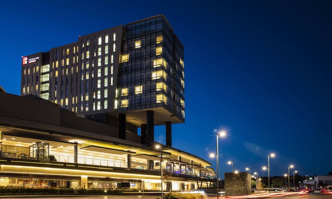 Mercurio Hotel | Discover Fiesta Inn Express Queretaro with Pool & Spa