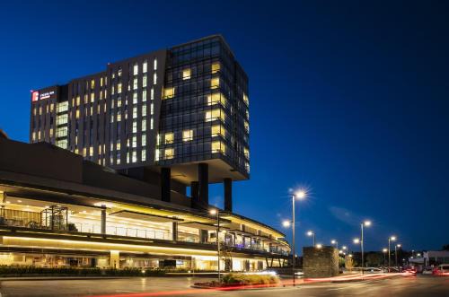 Mercurio Hotel | Discover Fiesta Inn Express Queretaro with Pool & Breakfast