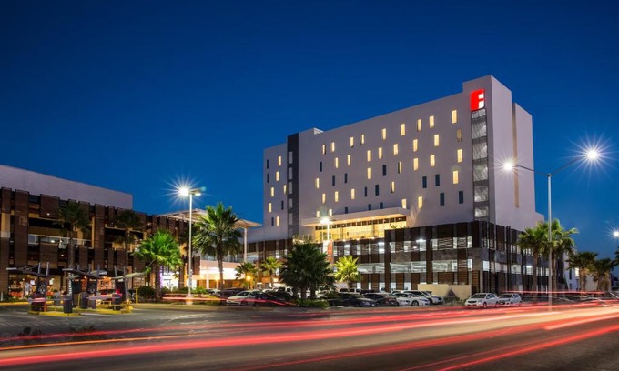 Los Mochis Hotel | Discover Fiesta Inn Los Mochis: Family-Friendly & Poolside