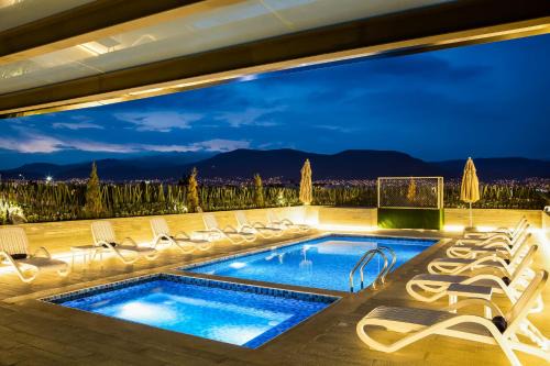 Pachuca Hotel | Discover Fiesta Inn Pachuca Gran Patio: Family-Friendly Retreat