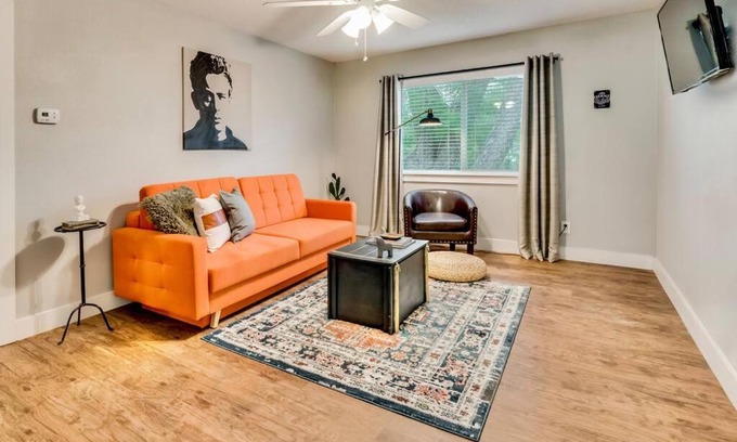 Old East Dallas Apartment | Discover Dallas: Ideal for Families & Pet Lovers
