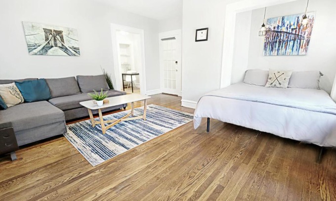 Lower Greenville Apartment | Cozy 1920s Studio Flat Near Lower Greenville – Pet Friendly
