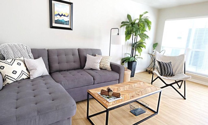 Old East Dallas Apartment | Explore The City Escape with Arboretum Tickets Included