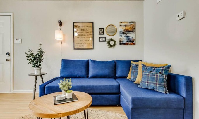 Old East Dallas Apartment | Cozy Retreat at The Classic Near Knox Henderson