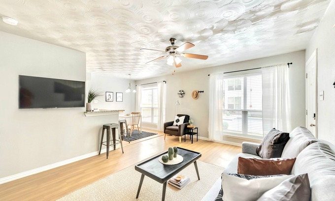 Old East Dallas Apartment | Inviting Munger Proper with Spa Pool & Breakfast Included
