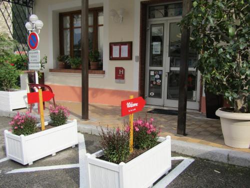 Serres Hotel | Pet-Friendly Fifi Moulin: Family Comfort & High Guest Ratings