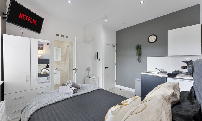 Hanger Hill Apartment | Modern Apartment in Central with Spa and Free Parking
