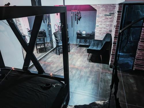Nesher Apartment | Family-Friendly Fifty Shapes with Restaurant Dining