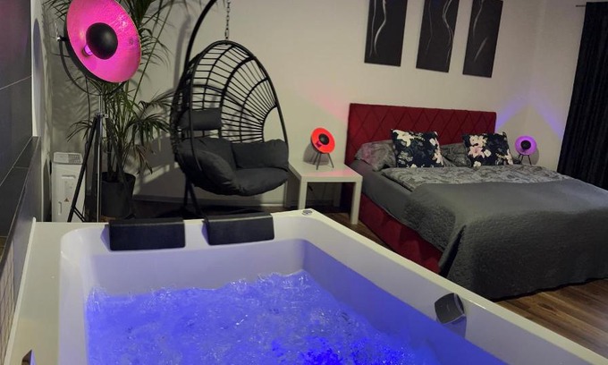 Jihlava Apartment | Inviting FiftyShades Apartmán with Hot Tub and Child-Friendly