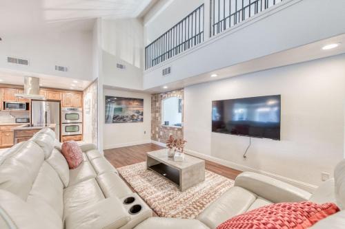 Fresno Apartment | Relaxing Fig Garden 4BR House with Pool & Ocean View