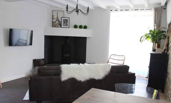 Busserolles Cottage | Fig Tree Cottage: Idyllic Retreat with Breakfast & Kitchen