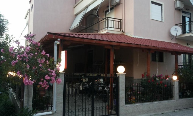 Skala Sotiros Apartment | Inviting Filaktos Studios: Child-Friendly & Guest Rated 9.1